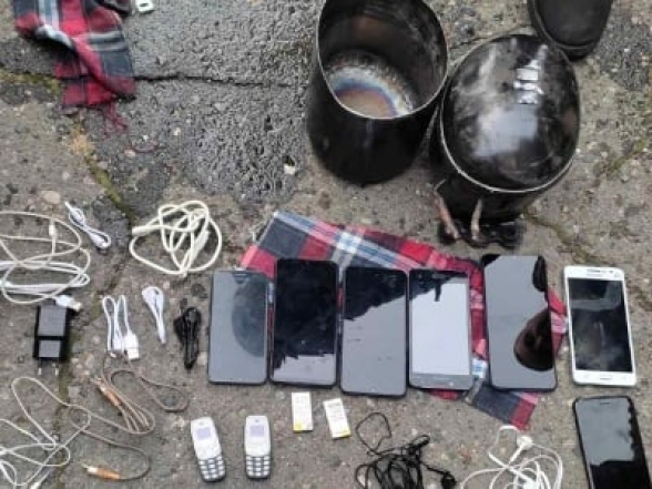 «Արթիկ» ՔԿՀ-ում դատապարտյալի համար բերված սառնարանի թաքստոցից գտել են 9 հեռախոս, ականջակալներ, մարտկոցներ